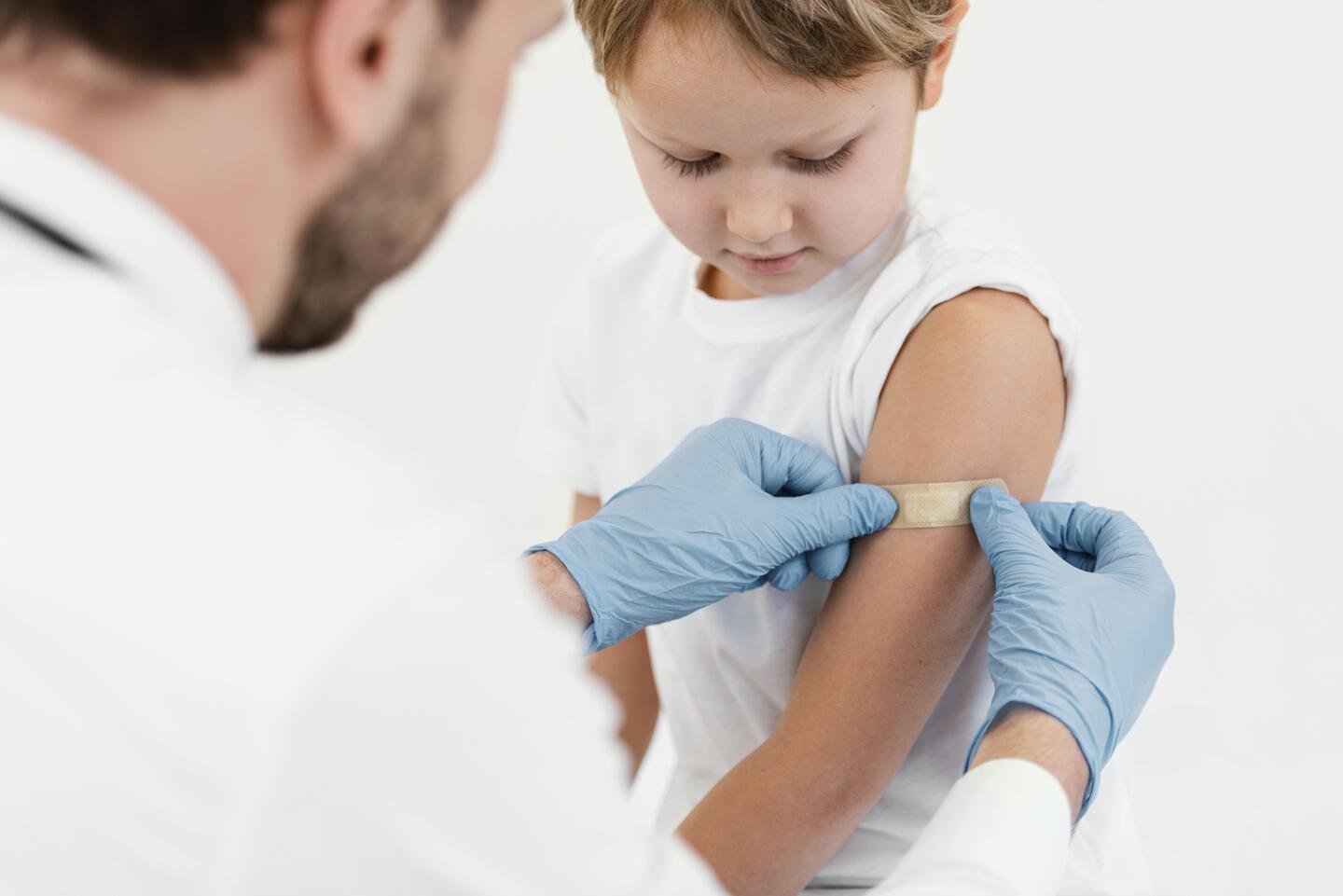 paidiatros evelina koutra Emvolia gia ta paidia: sihnes erotiseis kai apantiseis 